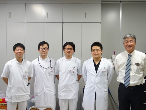 R2 4年次･R3 5年次全科臨床実習　グループ15学生と武冨教授